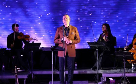 علیرضا قربانی می‌خوانَد، همۀ نوازندگان گروهش می‌نوازند