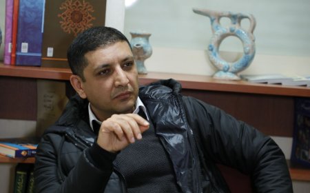 راد قنبری در "اتاق صبحانه" خبرجنوب: ما شاعران مثل گونه‌های در حال انقراض هستیم