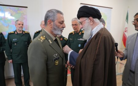 اعطای نشان فتح به فرماندهان کل ارتش و سپاه