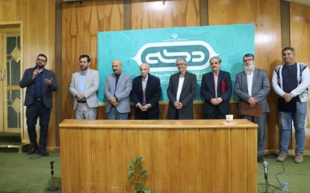 استاد ادبیات و زبان فارسی در نشست "دکه" از اشغال نامرئی زبان فارسی سخن گفت