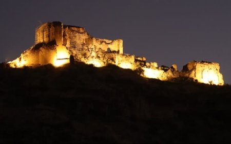 نورپردازی یادمان تاریخی قلعه دختر فیروزآباد فارس