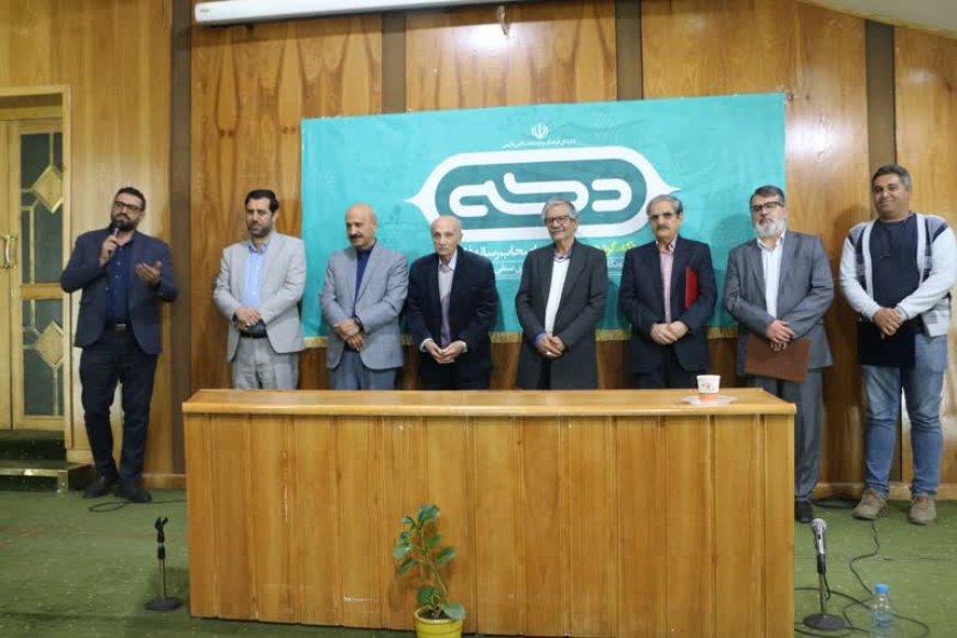 استاد ادبیات و زبان فارسی در نشست "دکه" از اشغال نامرئی زبان فارسی سخن گفت