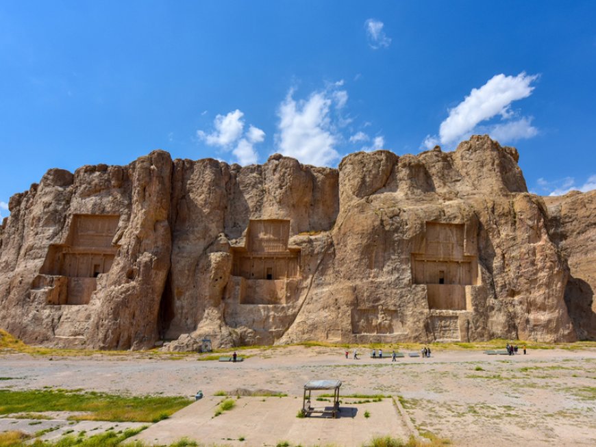گروه ۱۵ نفره  اساتید برجسته دانشگاه شیراز آسیب های نقش رستم را بررسی می کنند
