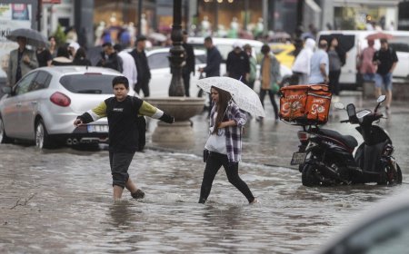 ببینید| غرق شدن خودروها در خیابان های آنکارا!