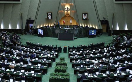 دولت و مجلس تمام توان خود را برای بهبود وضعیت معیشتی و رفع مشکلات مردم به کار گیرند