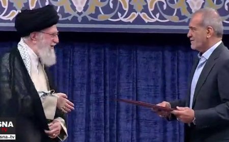 لحظه اهدای حکم تنفیذ توسط رهبر انقلاب در ابتدای مراسم تنفیذ چهاردهم