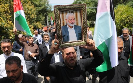 ورود پیکر شهید اسماعیل هنیه به مراسم و شعارهای مرگ بر آمریکای مردم