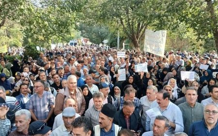 تجمع معلمان بازنشسته مقابل مجلس؛ علت چه بود؟