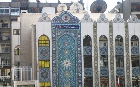 ببینید| تعرض گروهی از عناصر مسلح به سفارت ایران در دمشق