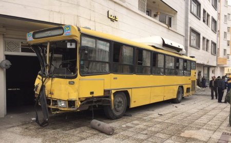 برخورد اتوبوس با ساختمان در خیابان جمهوری تهران؛ ۷ نفر مصدوم شدند