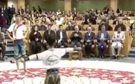 حرکت نمایشی باستانی‌کار خردسال که با تشویق رئیس‌جمهور همراه شد
