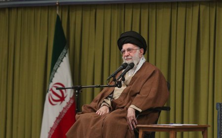تصاویری از دیدار هزاران نفر از مداحان و شاعران اهل بیت‌ علیهم‌السلام با رهبر انقلاب