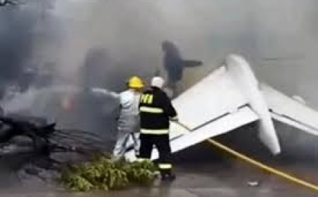 لحظه بیرون آوردن مسافران نجات یافته از سقوط هواپیمای آذربایجانی