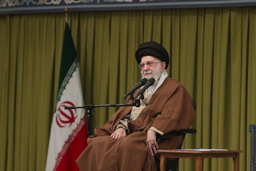 تصاویری از دیدار هزاران نفر از مداحان و شاعران اهل بیت‌ علیهم‌السلام با رهبر انقلاب