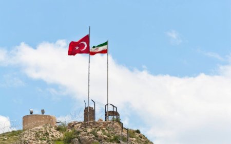 خیلی دور؛ خیلی نزدیک