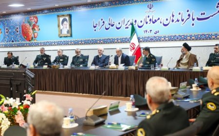 پزشکیان در نشست با فرماندهان و مدیران فراجا: پرسنل نیروی انتظامی با تمام افراد، چه درستکار و چه خلافکار، براساس عدالت برخورد کنند