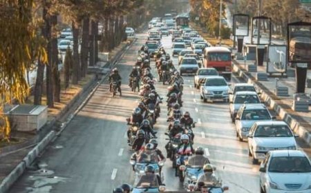موتورسواران فارس به مناسبت دهه مبارک فجر در خیابان های شیراز رژه رفتند