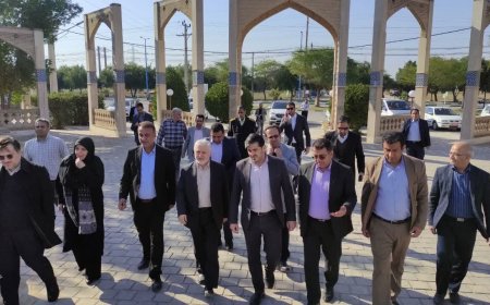 ادای احترام معاون وزیر میراث فرهنگی به آرامگاه قیصر امین‌پور