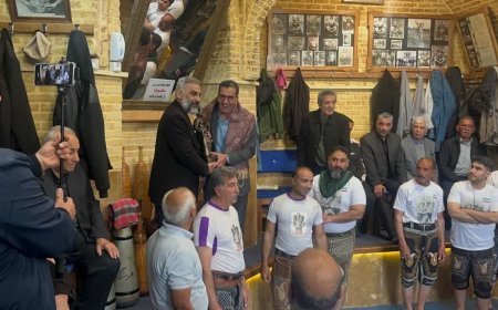 اهدای شال مروج ورزش پهلوانی و زنگ به پهلوان عرصه قلم و ورزش  عباس صباغ زاده