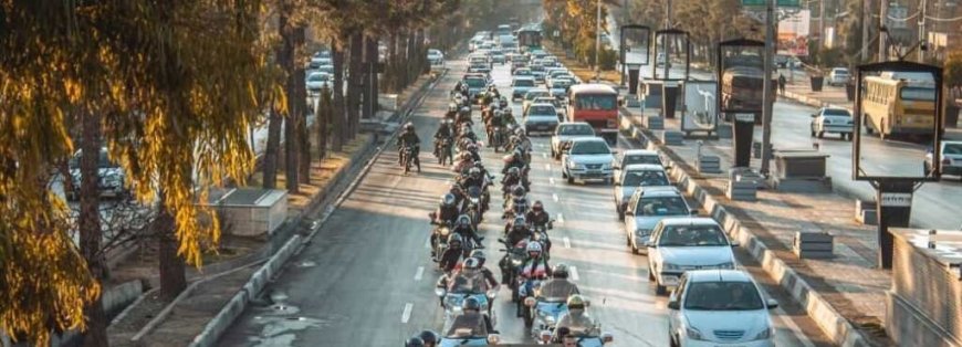 موتورسواران فارس به مناسبت دهه مبارک فجر در خیابان های شیراز رژه رفتند