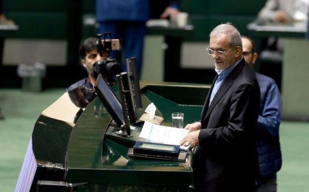 پزشکیان صحن مجلس را ترک کرد