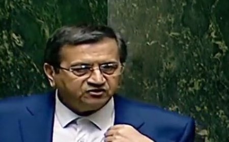 همتی: آقای زنگنه! وقتی من مسئول تبلیغات جنگ بودم، شما 4 سالتان بود!
