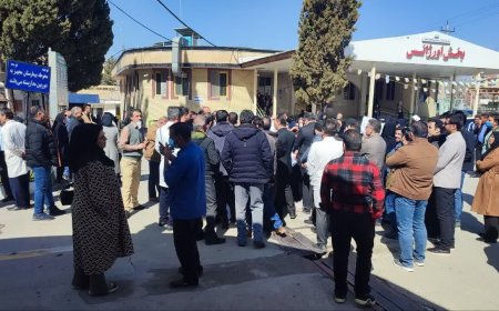 تجمع کارکنان و کادر درمان دانشگاه علوم پزشکی یاسوج مقابل استانداری
