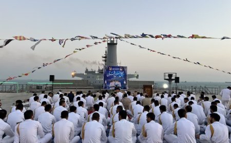 محفل انس با قرآن بر عرشه ناوبندر مکران برگزار شد