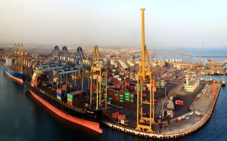 نخستین شناور نفتی در بندر شهید رجایی پهلو گرفت