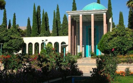 سعدی زنده است؛ در کلام ما، در نثر ما