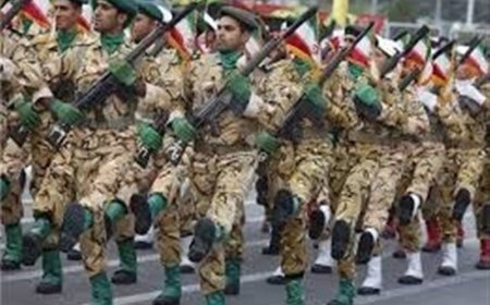 نیروهای مسلح در شیراز اقتدار و توان  رزمی خود را به نمایش گذاشتند