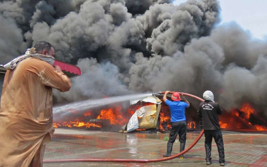 آتش‌سوزی در جایگاه پخش فرآورده‌های نفتی آبادان مهار شد