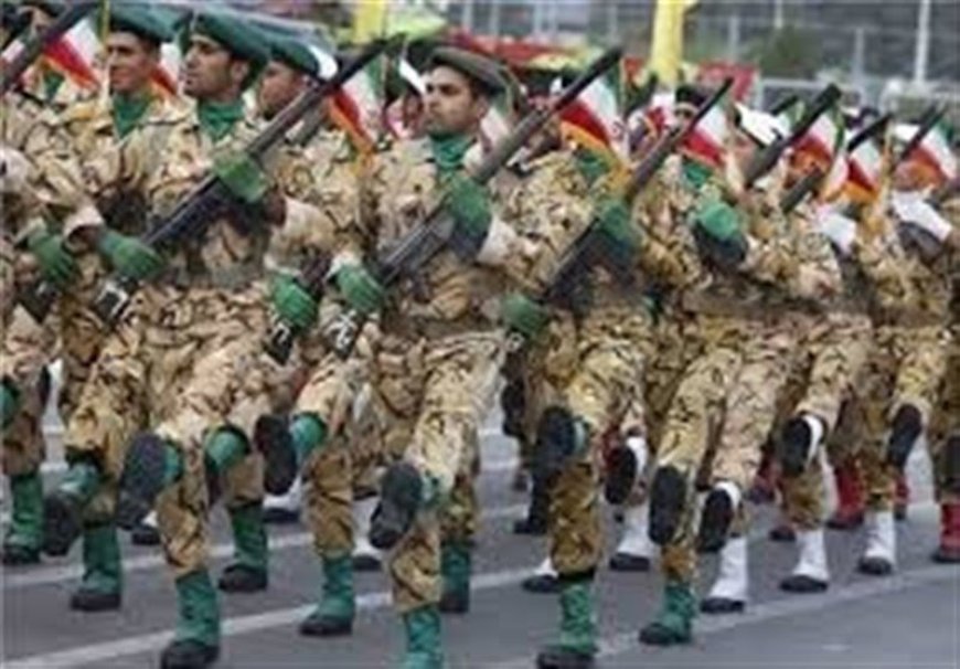 نیروهای مسلح در شیراز اقتدار و توان  رزمی خود را به نمایش گذاشتند