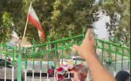 گل‌باران مدیر فرهنگ و ارشاد بوشهر، توسط هنرمندان و اهل فرهنگ برای حمایت از فستیوال کوچه