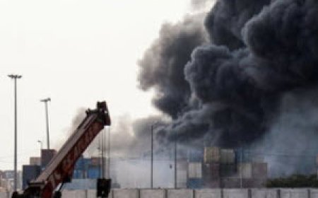 مهار آتش‌سوزی کوچک در بندر شهید رجایی