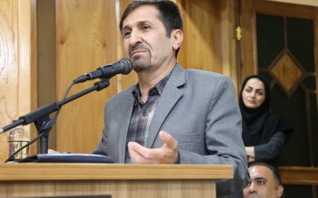 استاد دانشگاه شیراز به هنگام رونمایی از کتاب آیین آیینه:  مهرورزی و دوستی راهی‌ست که حافظ و سعدی نشان داده‌اند