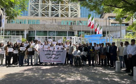 تجمع رزیدنت ها و متخصصان پوست فارس مقابل ساختمان مرکزی دانشگاه علوم پزشکی شیراز