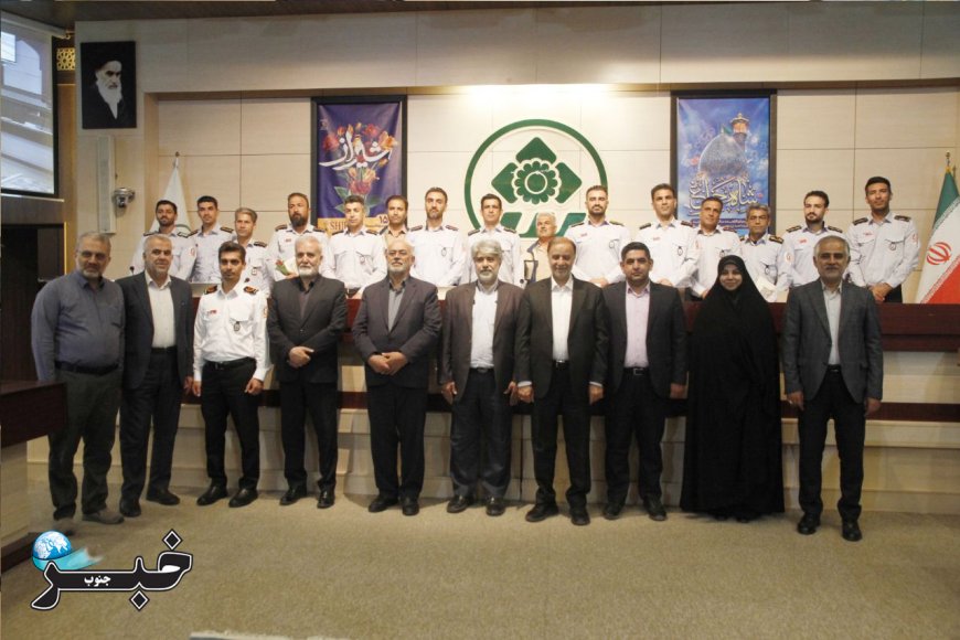 گزارش تصویری تجلیل از آتش نشان هایی که به کمک بندر شهید رجایی رفتند