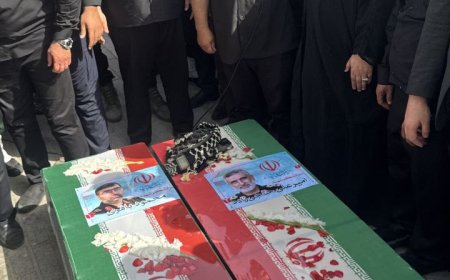 تصاویری از اقامه نماز بر پیکر سرداران شهید حاجی زاده و باقری