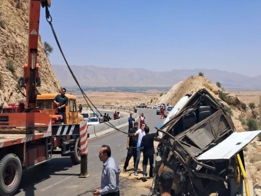۷ نفر از مصدومان حادثه واژگونی اتوبوس محور فیروزآباد ـ کوار هنوز بستری هستند