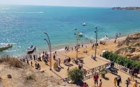 زیر او نخل بلندو، سر او کیچه قشنگو....