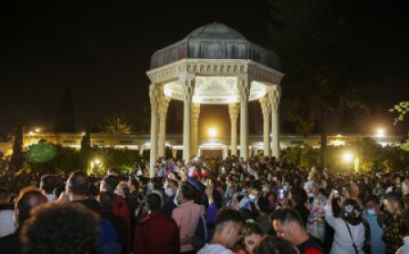 اکنون| حضور دوست داران حافظ شیرازی در حافظیه