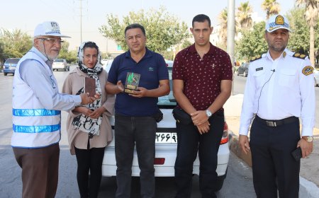 تجلیل از رانندگان قانون‌مدار شیرازی با «نشان مهربانی» و دیوان حافظ