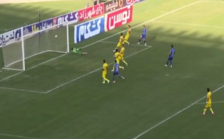 گل اول استقلال به فجر سپاسی توسط یاسر آسانی از روی نقطه پنالتی