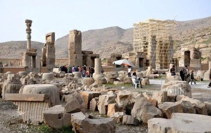 تخت جمشید سالانه ۳۰ سانتی‌متر فرو می رود