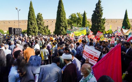 اجتماع مردمی یوم الله ۱۳ آبان در شیراز آغاز شد