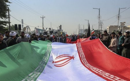 حضور پرشور مردم و دانش‌آموزان کازرون در راهپیمایی ۱۳ آبان
