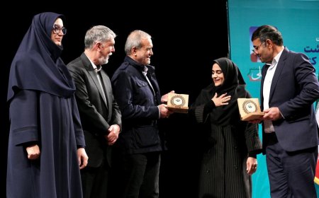 رئیس‌جمهور نشان «پایتخت کتاب ایران» را به اوز اهدا کرد