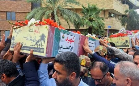 ورود پیکر ۶ شهید گمنام دفاع مقدس به بوشهر با استقبال گسترده مردم