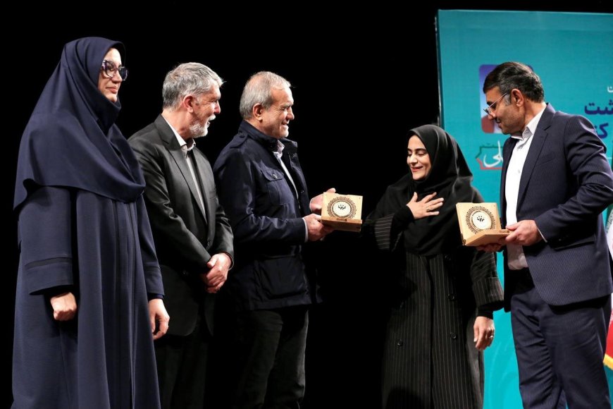 رئیس‌جمهور نشان «پایتخت کتاب ایران» را به اوز اهدا کرد